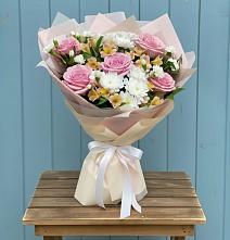 Букет цветов из:  Гвоздики, Орхидеи и Розы в Старый городок