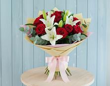 Букет цветов из:  Лилии и Розы в Старый городок