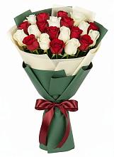 Букет Микс из красных и белых роз в Старый городок
