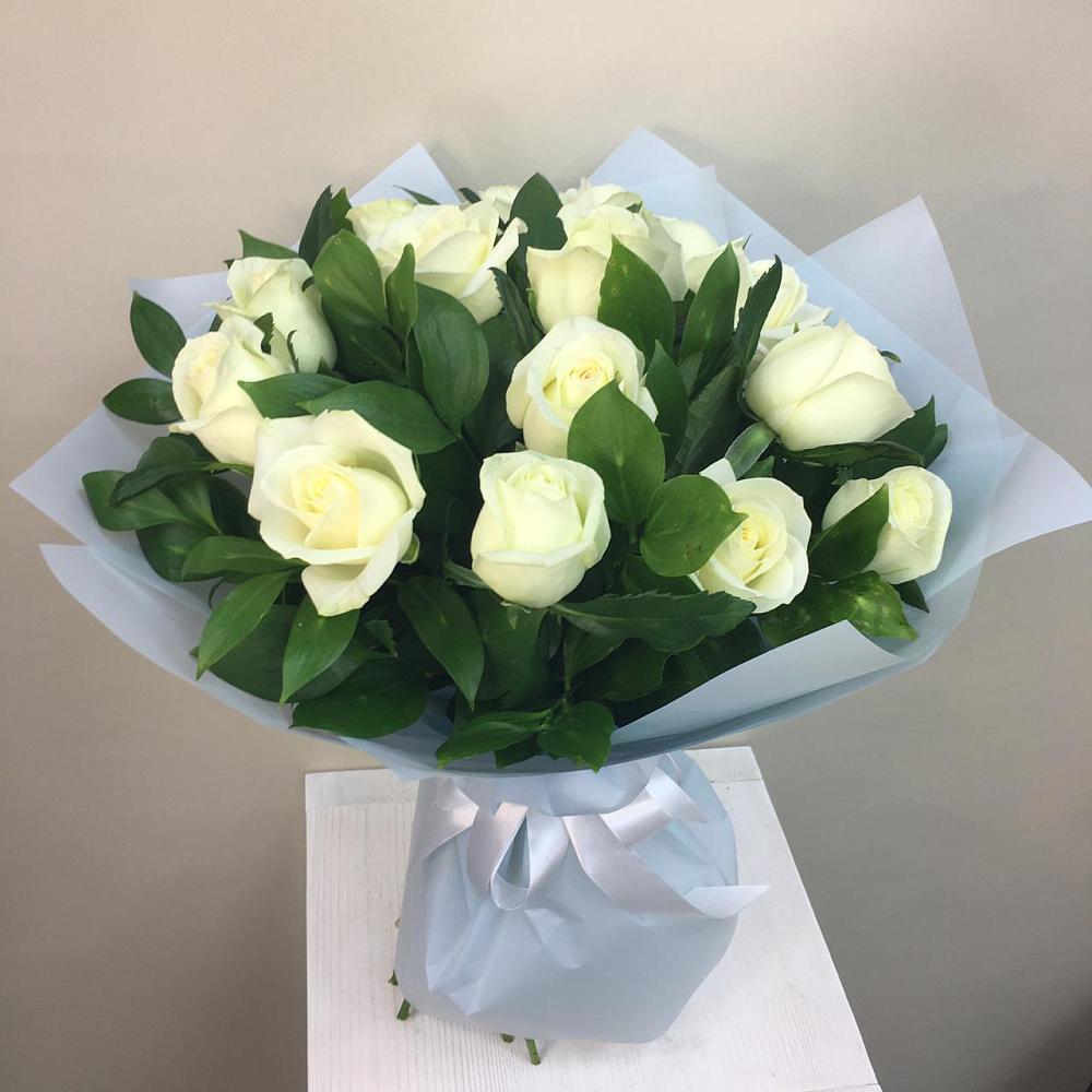 Букет 15 Белых роз Проуд в Старый городок