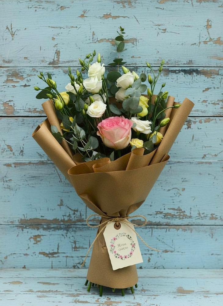 Букет цветов из: Розы и Лизиантусы в Старый городок