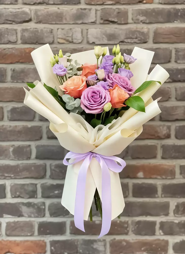 Букет цветов из: Лизиантусы и Розы в Старый городок