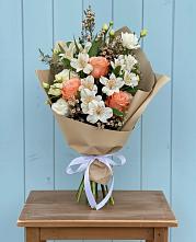 Букет цветов из:  Альстромерии, Лизиантусы, Розы и Хризантемы #REPLACE_PRED# Старый городок