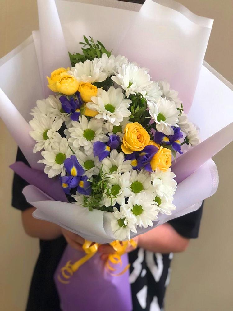 Букет цветов из: Ирисы, Хризантемы и Розы в Старый городок