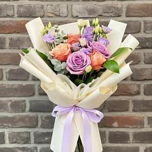 Букет цветов из:  Лизиантусы и Розы в Старый городок