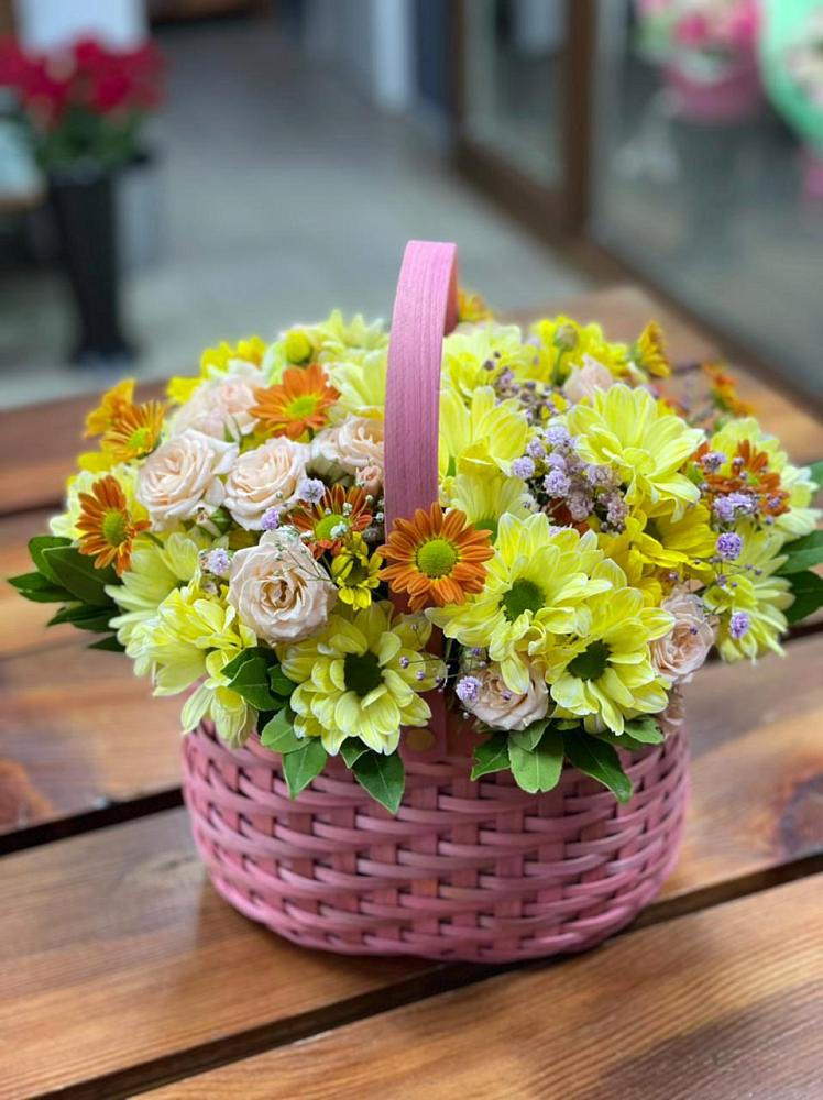 Цветочная композиция из Хризантемы и Розы в корзине в Старый городок