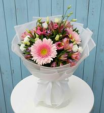 Букет цветов из:  Герберы, Альстромерии и Лизиантусы в Старый городок