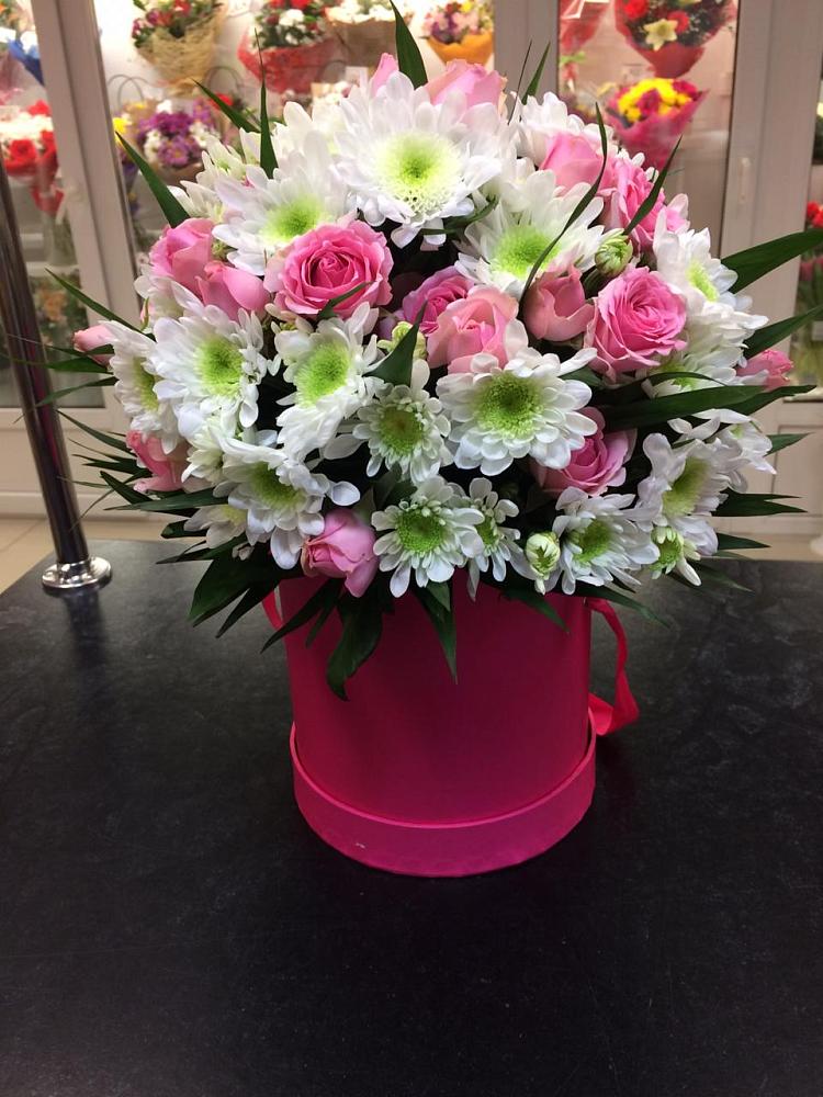 Цветочная композиция из Розы и Хризантемы в шляпной коробке в Старый городок