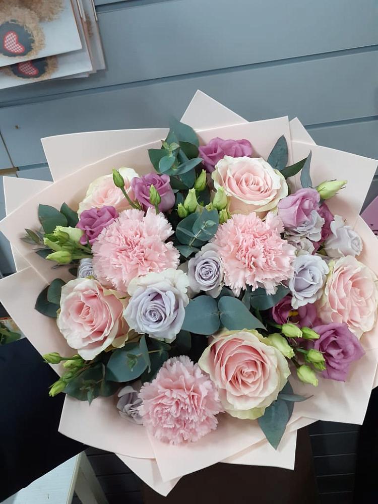 Букет цветов из: Розы, Гвоздики и Лизиантусы в Старый городок